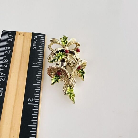 Vintage Gerry’s Holly Berry Bells Bow Pin Brooch Red Green Enamel Gold Tone 1257 - Picture 6 of 9